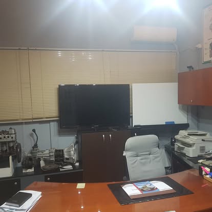 Γραφείο της σχολής με εκπαιδευτικά μοντέλα μηχανών
