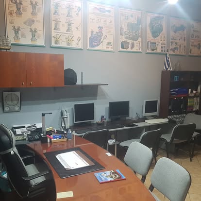 Αίθουσα θεωρητικής εκπαίδευσης με εποπτικά μέσα